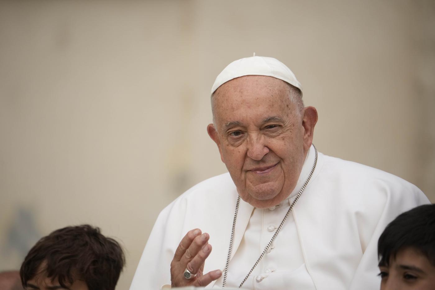 Migranti, Papa Francesco: “Loro occhi ci chiedono di non rinnegare nostra umanità”