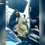 Iran, polizia arresta una donna per aver indossato male l’hijab: spinta con violenza su un furgone