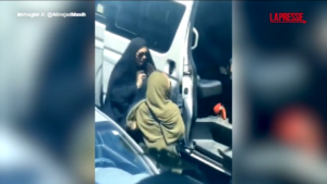 Iran, polizia arresta una donna per aver indossato male l’hijab: spinta con violenza su un furgone