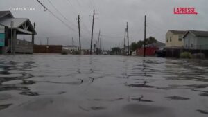 Texas, strade sommerse dall’acqua per il passaggio della tempesta tropicale Alberto