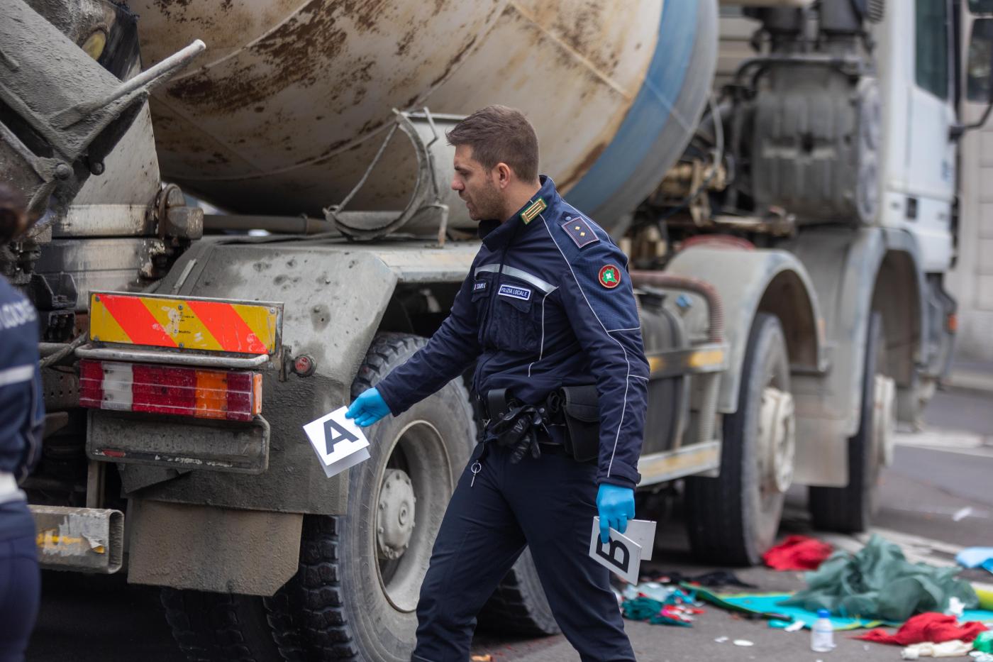 Verona, si rovescia betoniera: morto 30enne Verona, si rovescia betoniera: morto 30enne