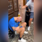 Euro 2024, tifoso inglese si addormenta con pinta di birra in testa e gli altri supporter cantano