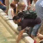 Caldo record a Roma, superati i 38°: turisti e residenti si bagnano nella fontana di Trevi