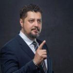 Ue, partito di estrema destra romeno Aur: “No a quote di migranti e propaganda Lgbtq+”