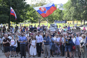 Slovacchia, il governo chiude televisioni pubbliche e radio