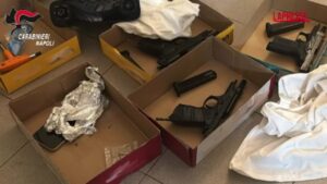 Napoli, in auto rubata kit rapinatore: armi con punte trapano nel calcio
