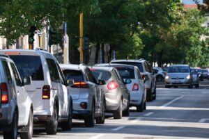 Auto, troppi veicoli nelle città: italiani sempre più imbottigliati