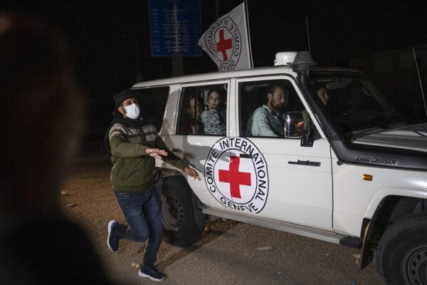 Gaza, Croce Rossa: “Bombe vicino la nostra sede, oltre 20 morti”