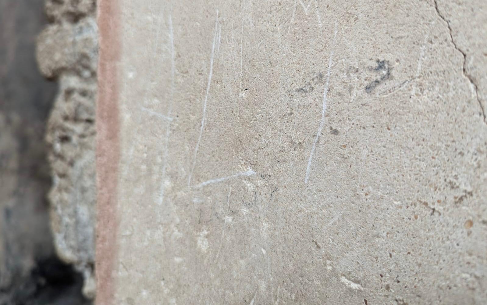 Pompei, fermato turista che stava incidendo lettere su intonaco Casa dei Ceii
