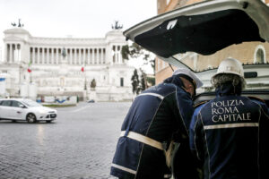 Roma, auto travolge tavolini di un ristorante a Trastevere: ferita una bimba