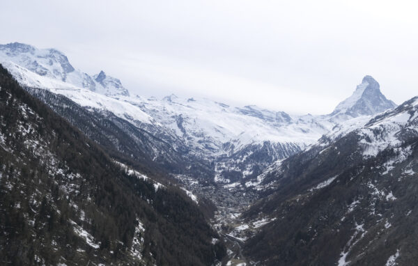 Svizzera, frana a Zermatt: la popolare località sciistica è isolata