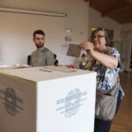 Amministrative, ballottaggi in oltre 100 comuni: affluenza alle 23 al 37%