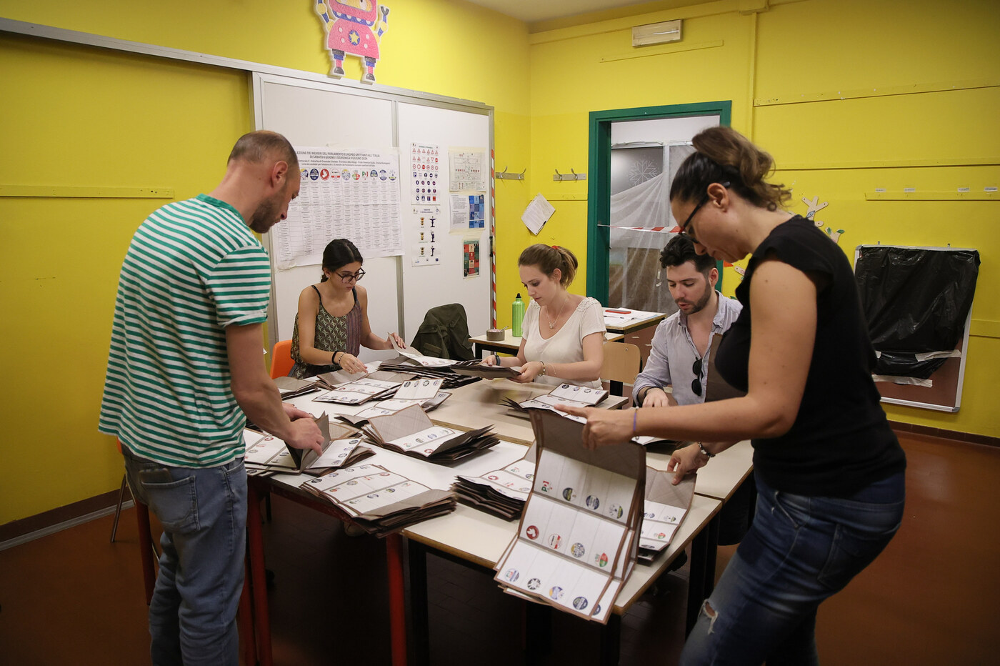 Amministrative, si vota in 101 comuni: affluenza a picco Amministrative, si vota in 101 comuni: affluenza a picco