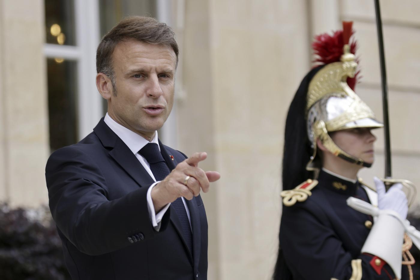 Francia, Macron promette: “Non mi dimetterò fino a fine mandato”