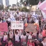 Israele, manifestanti in piazza a Tel Aviv: in migliaia chiedono nuove elezioni