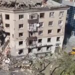Ucraina, bombe russe su Kharkiv: palazzi sventrati e auto distrutte