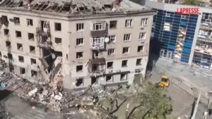 Ucraina, bombe russe su Kharkiv: palazzi sventrati e auto distrutte