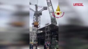 Napoli, 2 operai bloccati su una piattaforma a 50 metri d’altezza: il salvataggio dei vigili del fuoco