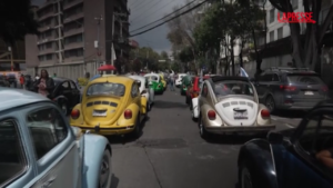Città del Messico, Giornata internazionale del Maggiolino: in centinaia sfilano per la città