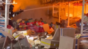 Ucraina, missili russi su Odessa: in fiamme un edificio