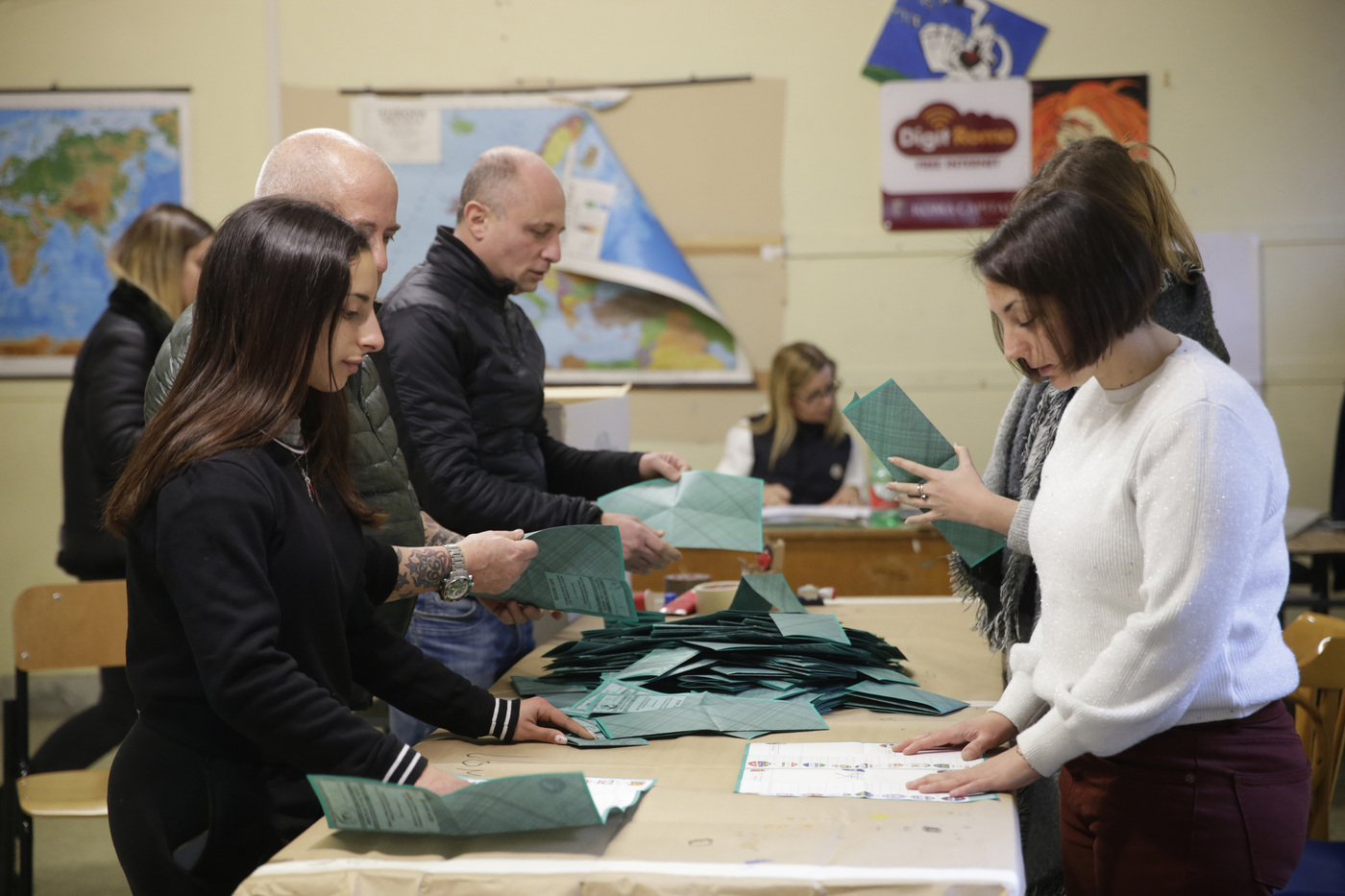 Amministrative, urne aperte per i ballottaggi: si vota fino alle 15