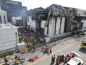 Sud Corea, incendio in fabbrica batterie al litio: almeno 16 morti