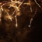 Barcellona, la notte di Sant Joan: falò e fuochi d’artificio per festeggiare l’inizio dell’estate