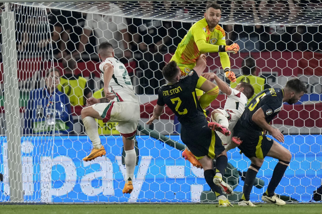 Galleria foto 'Euro 2024, paura per Barnabas Varga durante Scozia-Ungheria: commozione cerebrale e diverse ossa rotte' - foto 2