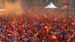 Euro 2024, Berlino si tinge di arancione: i tifosi olandesi invadono le strade della capitale tedesca