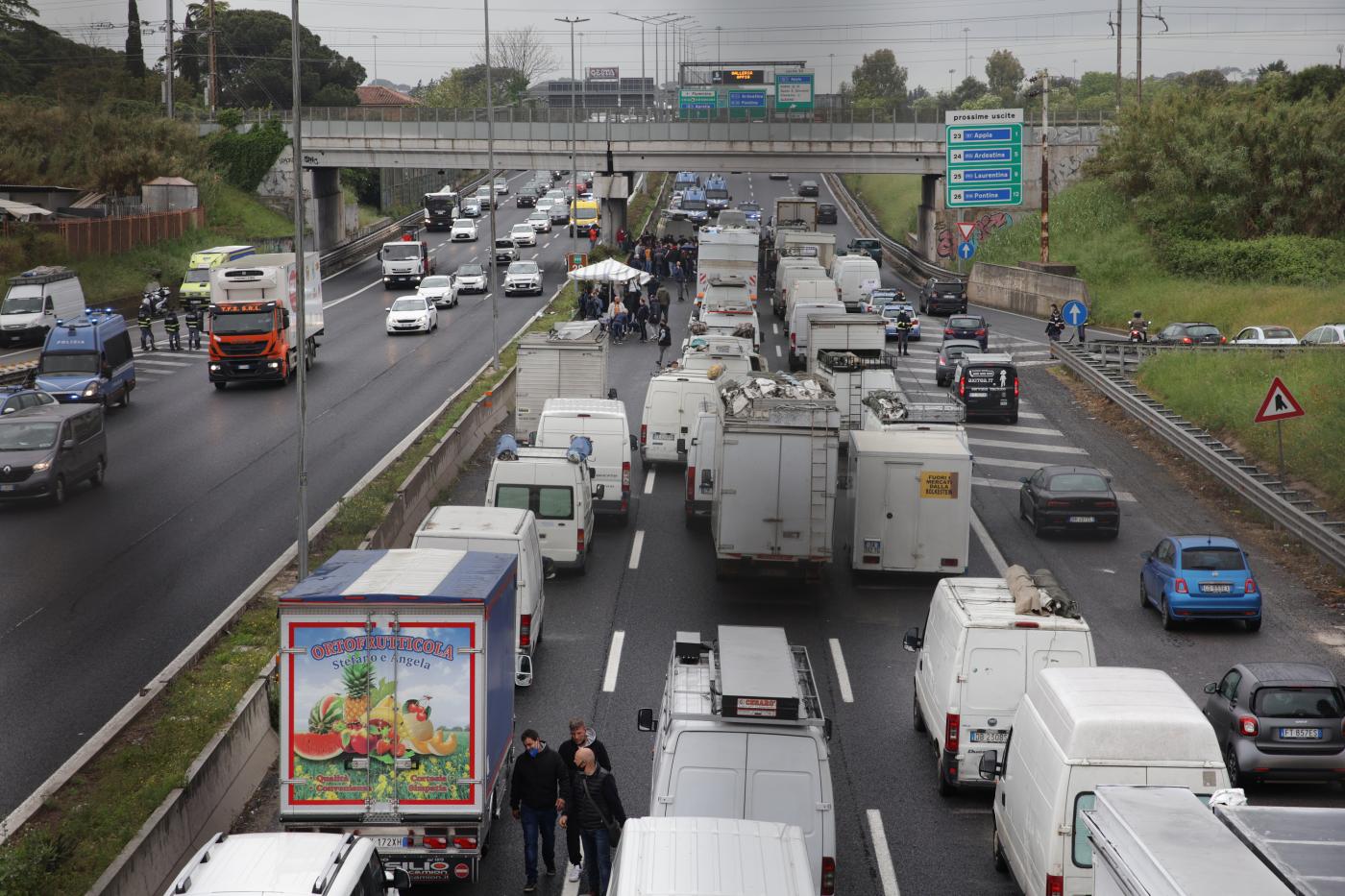 Roma, moto si scontra con un’auto: morto poliziotto 27enne