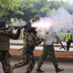 Kenya, manifestanti irrompono in Parlamento: edificio in fiamme