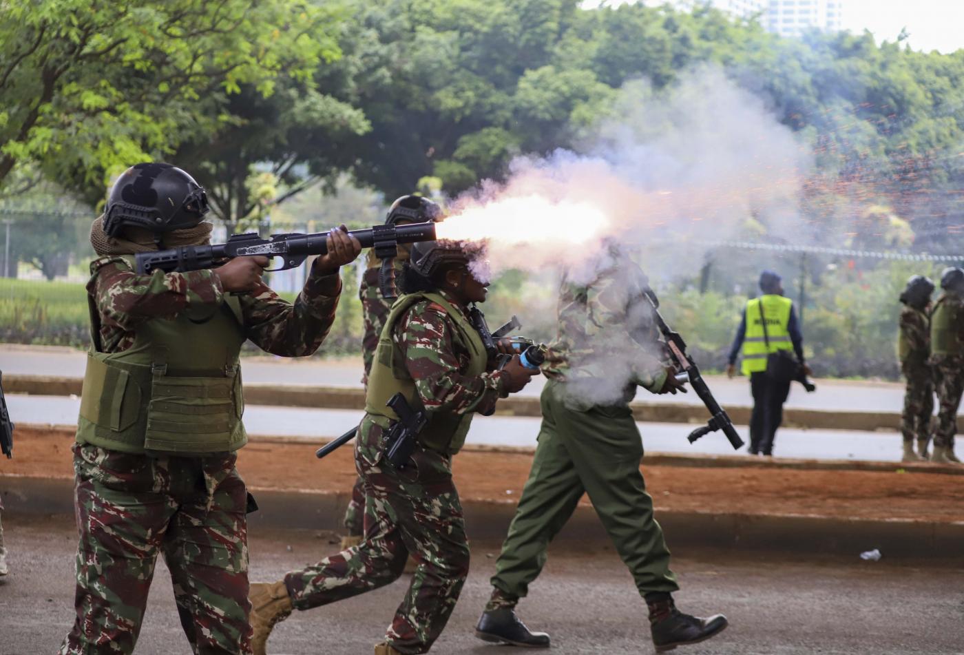 Kenya, manifestanti irrompono in Parlamento: edificio in fiamme
