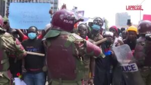 Kenya, protesta anti tasse: gli scontri davanti al Parlamento