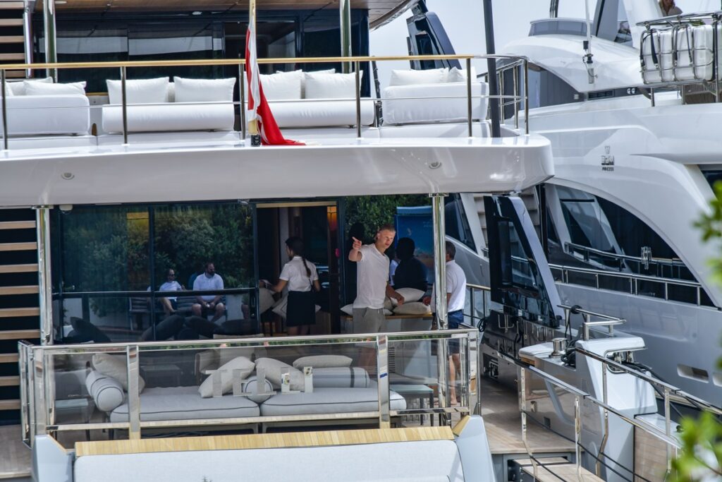 Galleria foto 'Erling Haaland, vacanza a Capri sul mega yacht: l’attaccante del City con la fidanzata e gli amici' - foto 12