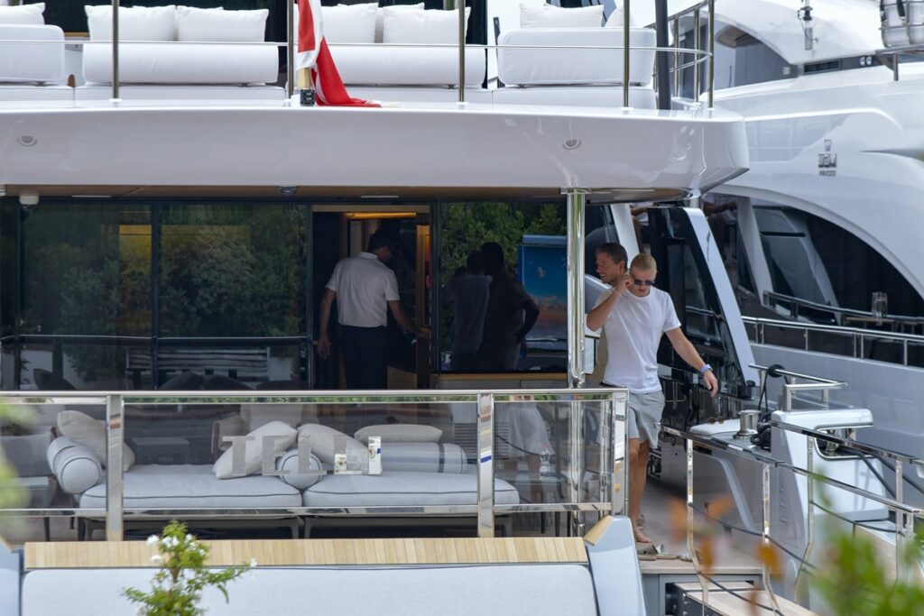 Galleria foto 'Erling Haaland, vacanza a Capri sul mega yacht: l’attaccante del City con la fidanzata e gli amici' - foto 3