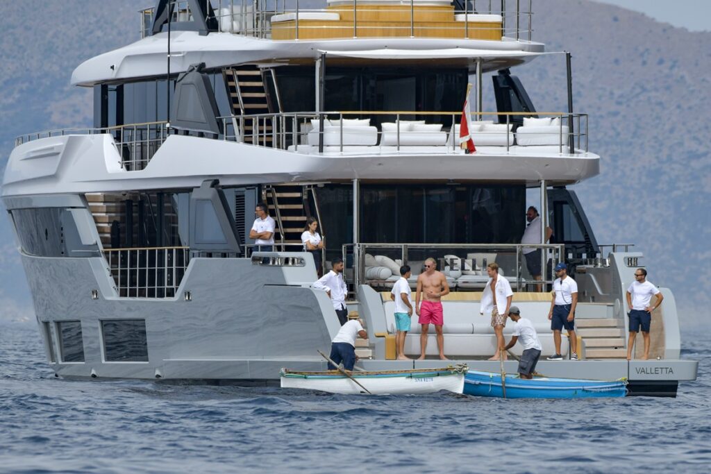Galleria foto 'Erling Haaland, vacanza a Capri sul mega yacht: l’attaccante del City con la fidanzata e gli amici' - foto 11