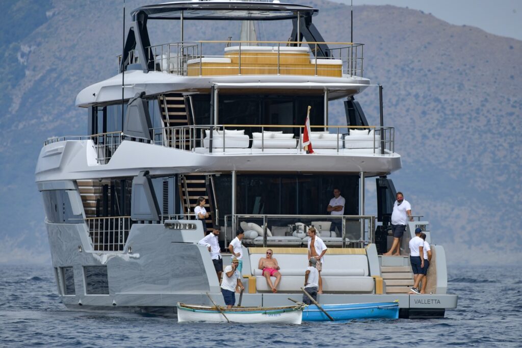 Galleria foto 'Erling Haaland, vacanza a Capri sul mega yacht: l’attaccante del City con la fidanzata e gli amici' - foto 10