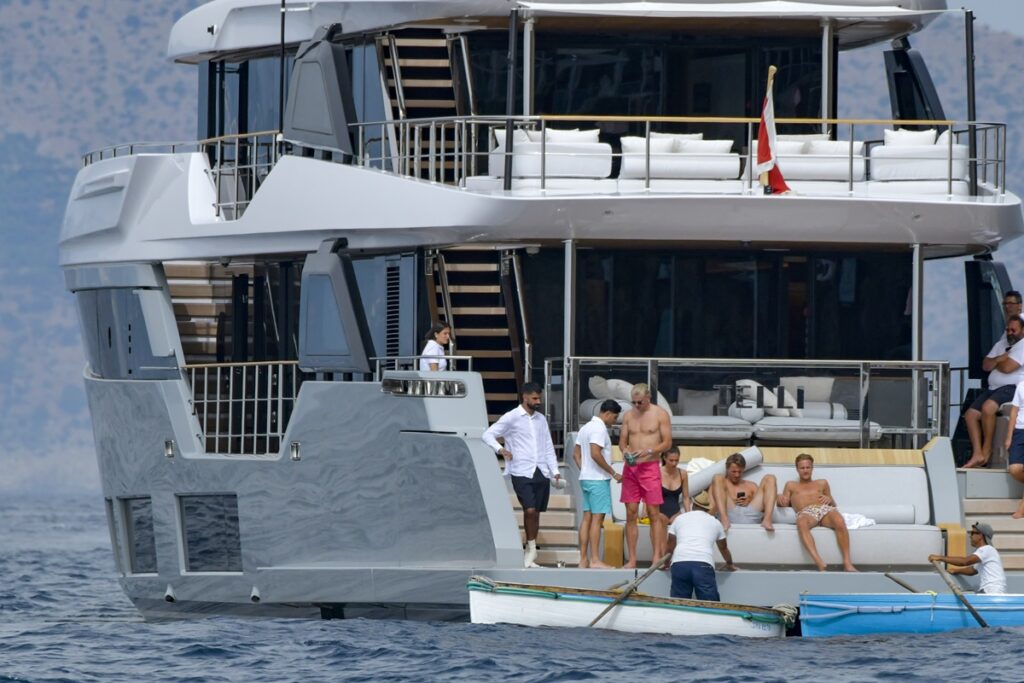 Galleria foto 'Erling Haaland, vacanza a Capri sul mega yacht: l’attaccante del City con la fidanzata e gli amici' - foto 9
