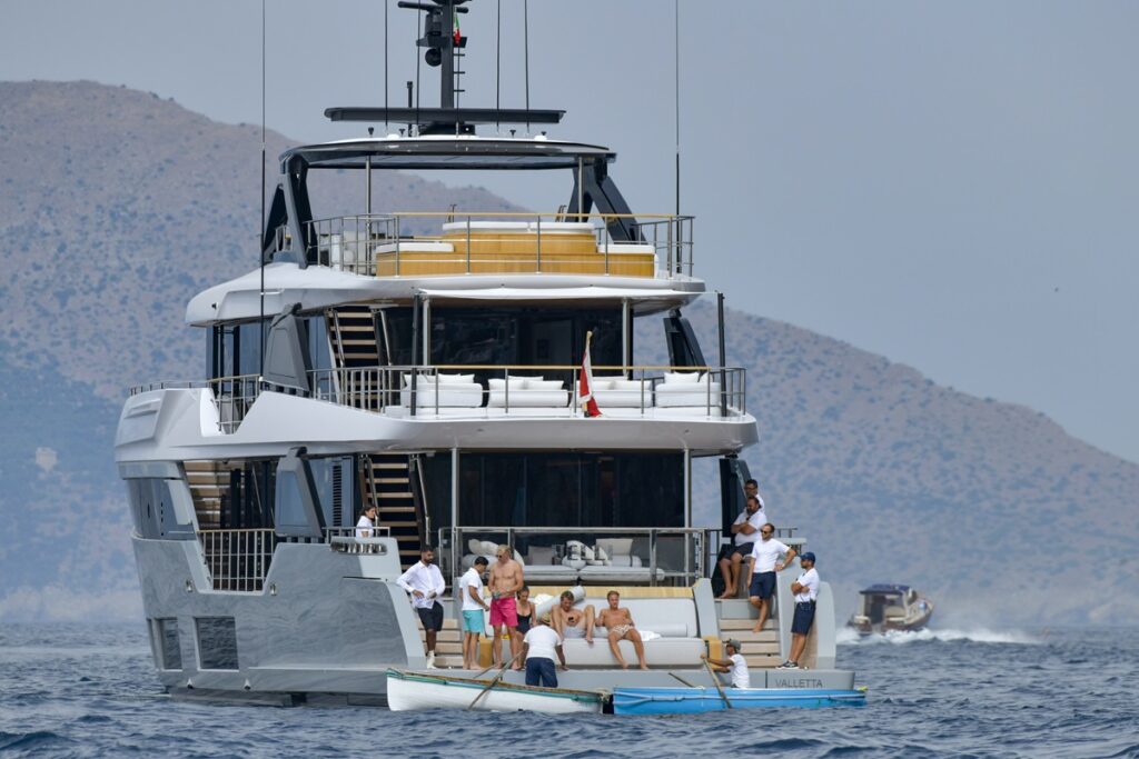 Galleria foto 'Erling Haaland, vacanza a Capri sul mega yacht: l’attaccante del City con la fidanzata e gli amici' - foto 8