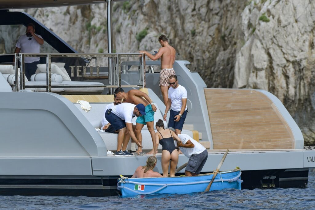 Galleria foto 'Erling Haaland, vacanza a Capri sul mega yacht: l’attaccante del City con la fidanzata e gli amici' - foto 7