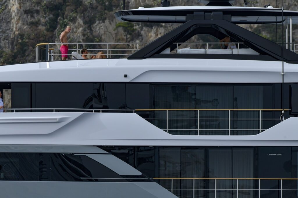 Galleria foto 'Erling Haaland, vacanza a Capri sul mega yacht: l’attaccante del City con la fidanzata e gli amici' - foto 6