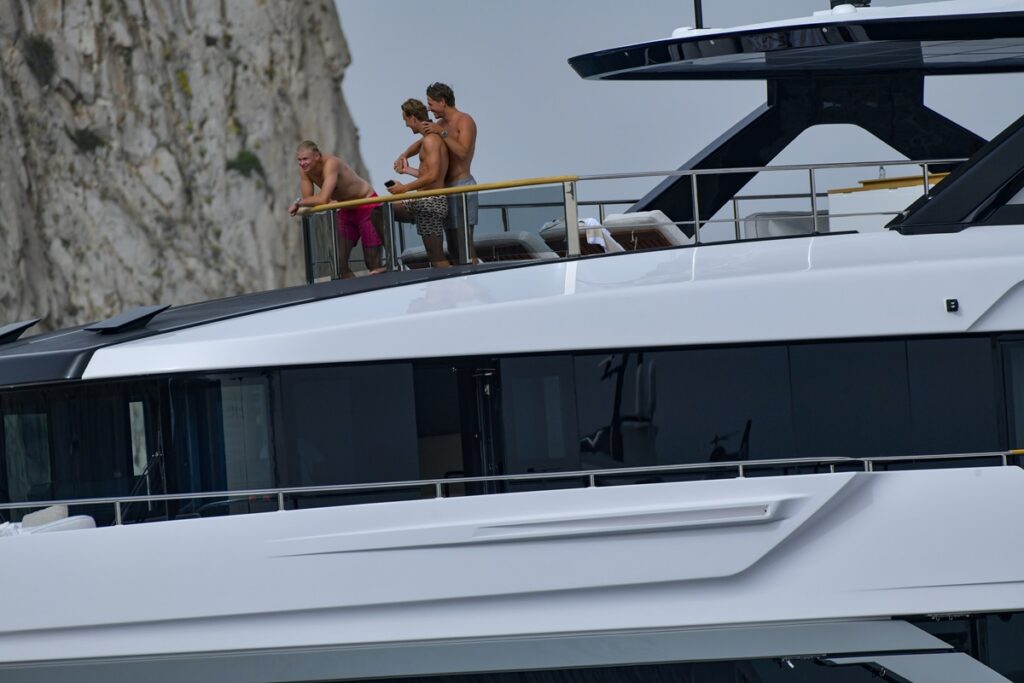 Galleria foto 'Erling Haaland, vacanza a Capri sul mega yacht: l’attaccante del City con la fidanzata e gli amici' - foto 5