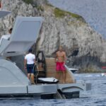 Erling Haaland, vacanza a Capri sul mega yacht: l’attaccante del City con la fidanzata e gli amici
