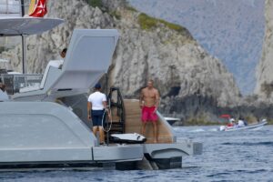 Erling Haaland, vacanza a Capri sul mega yacht: l’attaccante del City con la fidanzata e gli amici