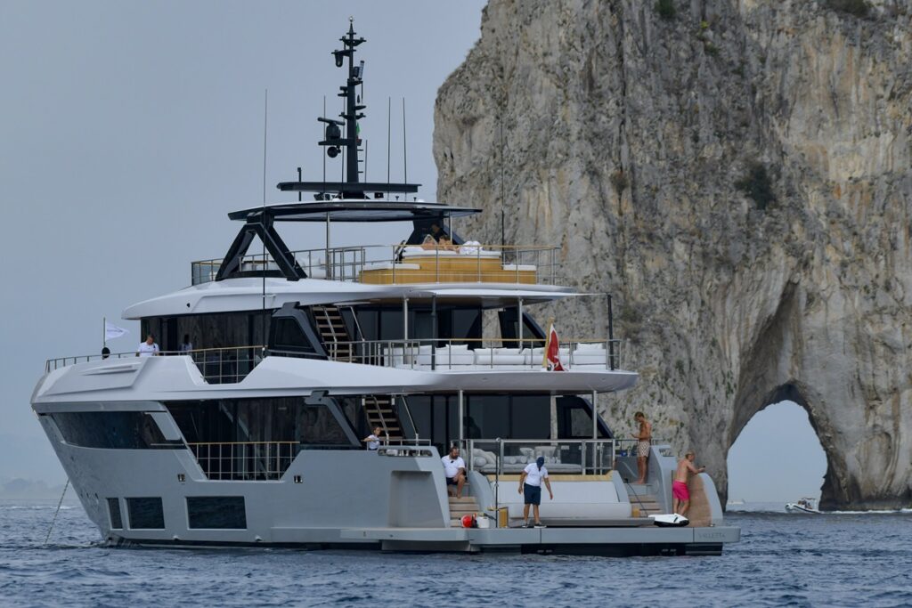 Galleria foto 'Erling Haaland, vacanza a Capri sul mega yacht: l’attaccante del City con la fidanzata e gli amici' - foto 4