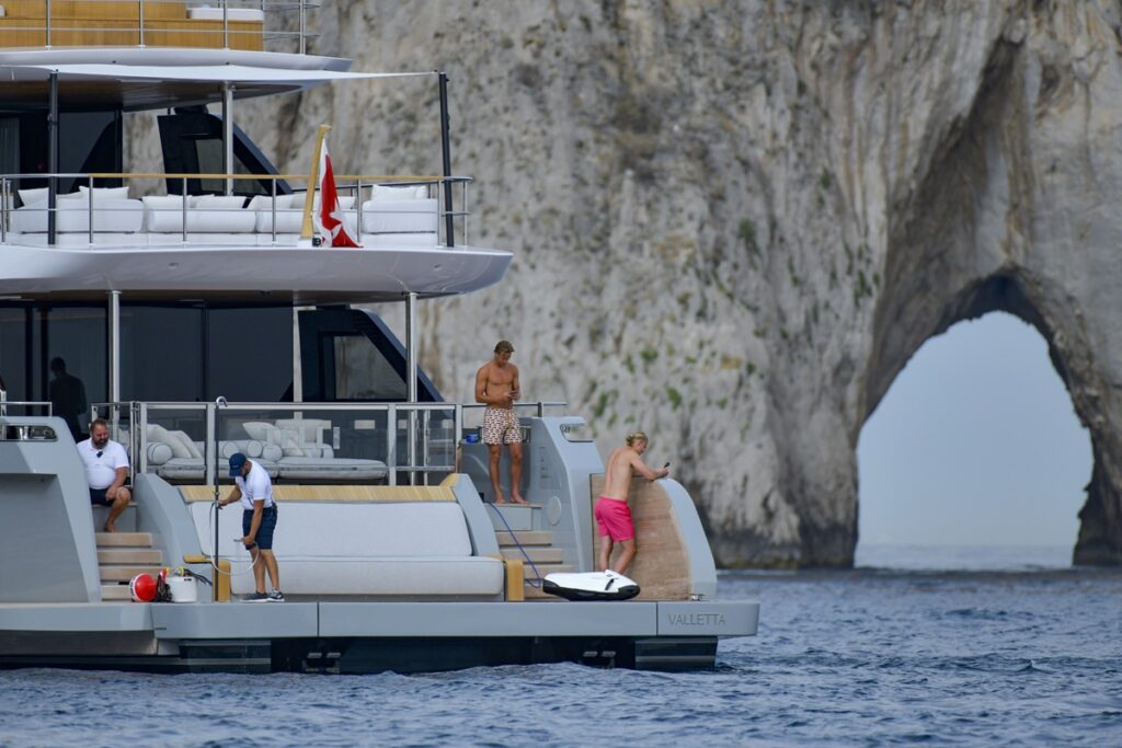 Galleria foto 'Erling Haaland, vacanza a Capri sul mega yacht: l’attaccante del City con la fidanzata e gli amici' - foto 13