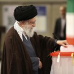 Iran, Khamenei chiede massima affluenza a presidenziali per ‘sconfiggere il nemico’