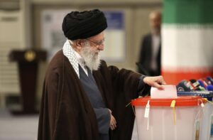 Iran, Khamenei chiede massima affluenza a presidenziali per ‘sconfiggere il nemico’
