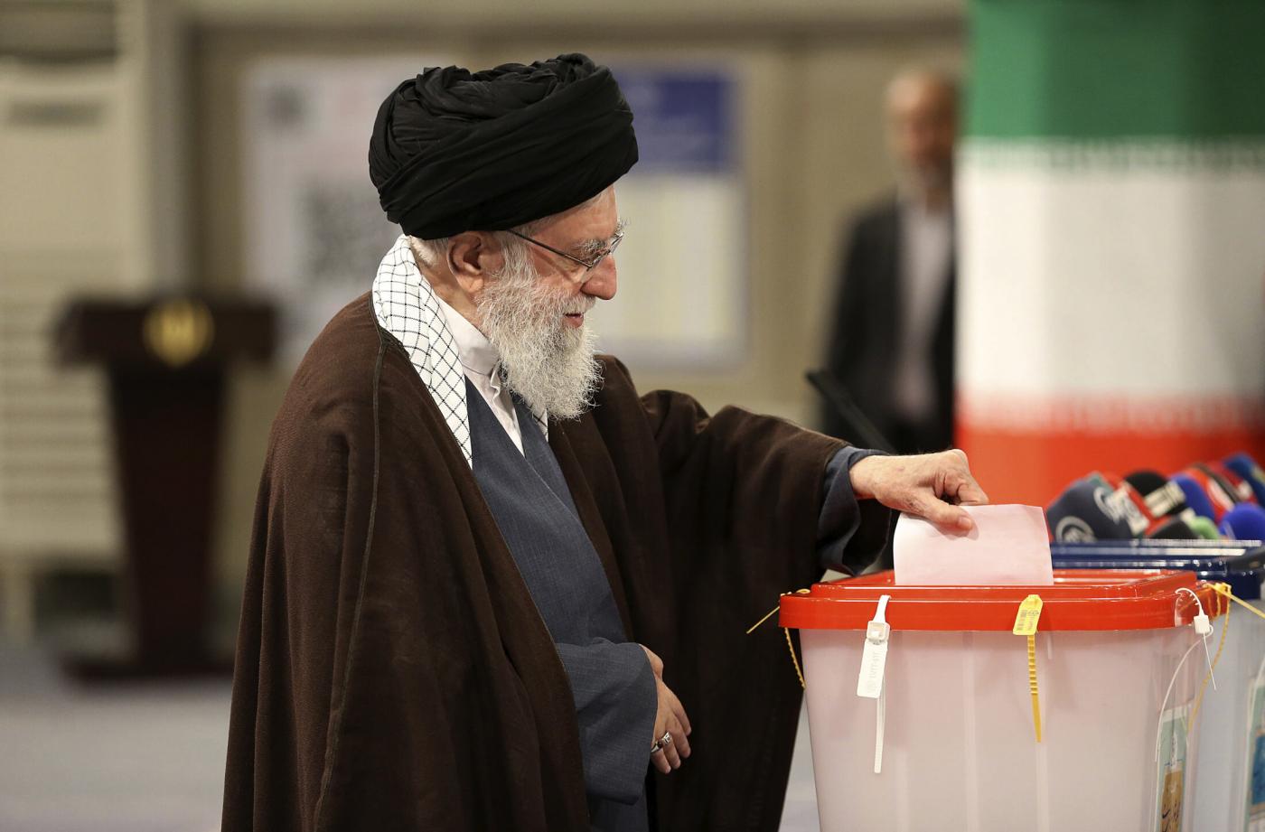 Iran, Khamenei chiede massima affluenza a presidenziali per ‘sconfiggere il nemico’