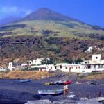 Stromboli, diramata l’allerta arancione per il vulcano